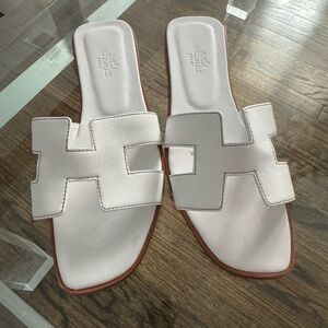 H sandals. Price reflects what they are. Size 7.